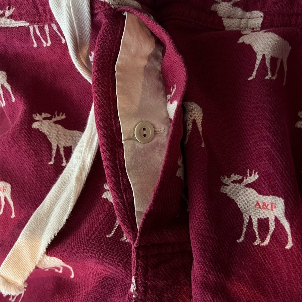 Abercrombie & Fitch Men’s Size Med. Shorts in cranberry with cream Moose, - Picture 7 of 9